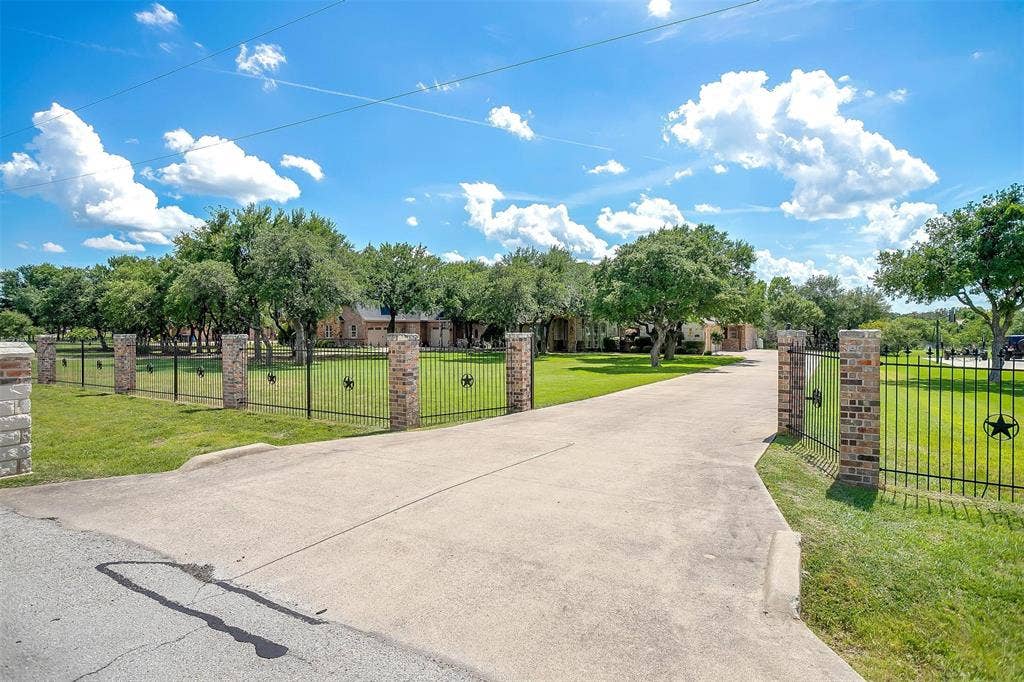 9549 Dickson Road, Fort Worth, TX 76179 9549 Dickson Road, Fort Worth, TX 76179