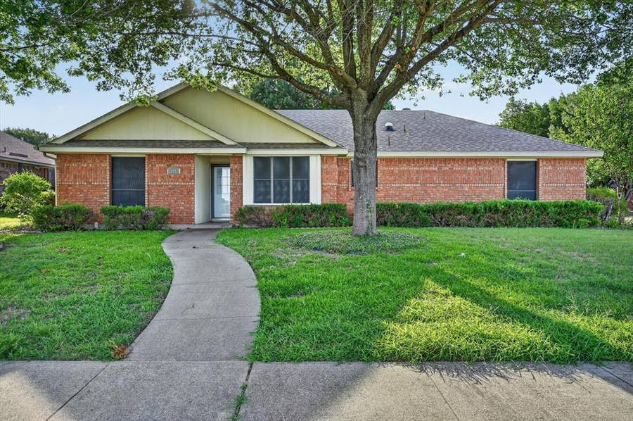 Property photo for 828 Haverford Lane, DeSoto, TX