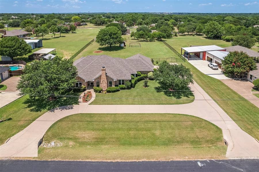 Property photo for 519 Hiwasee Road, Waxahachie, TX