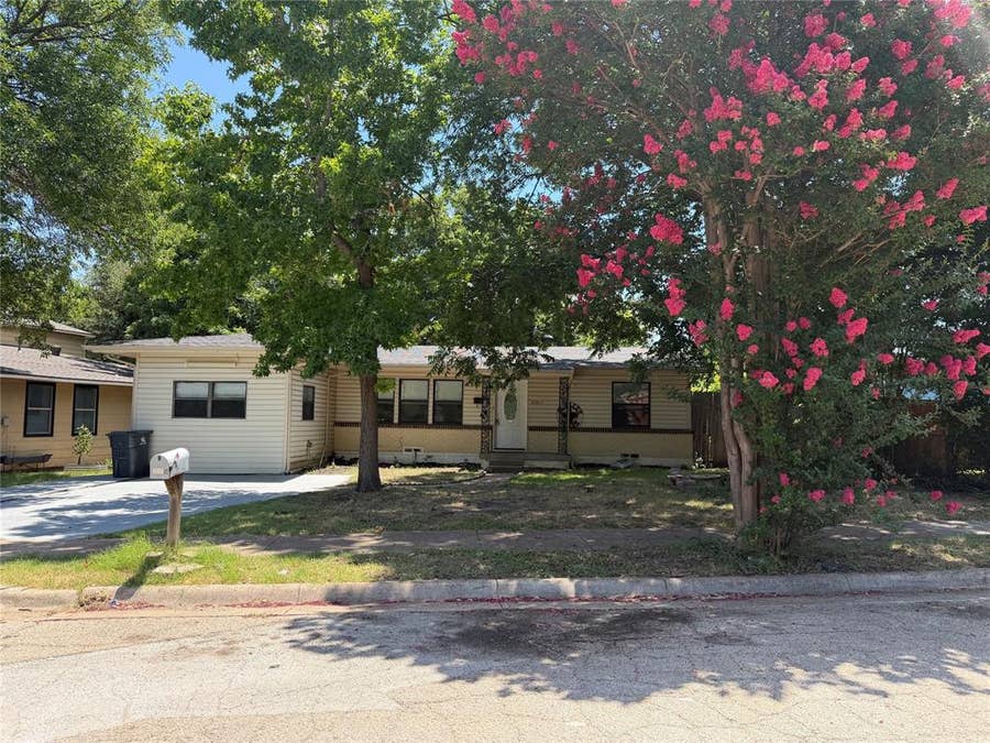 Property photo for 2005 Huntington Drive, Arlington, TX
