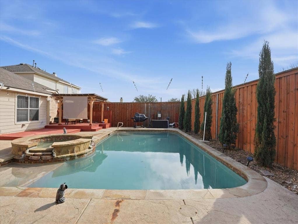 1039 Wood Brook Drive, Grand Prairie, TX 75052 Outdoor swimming pool with integrated spa and stone coping