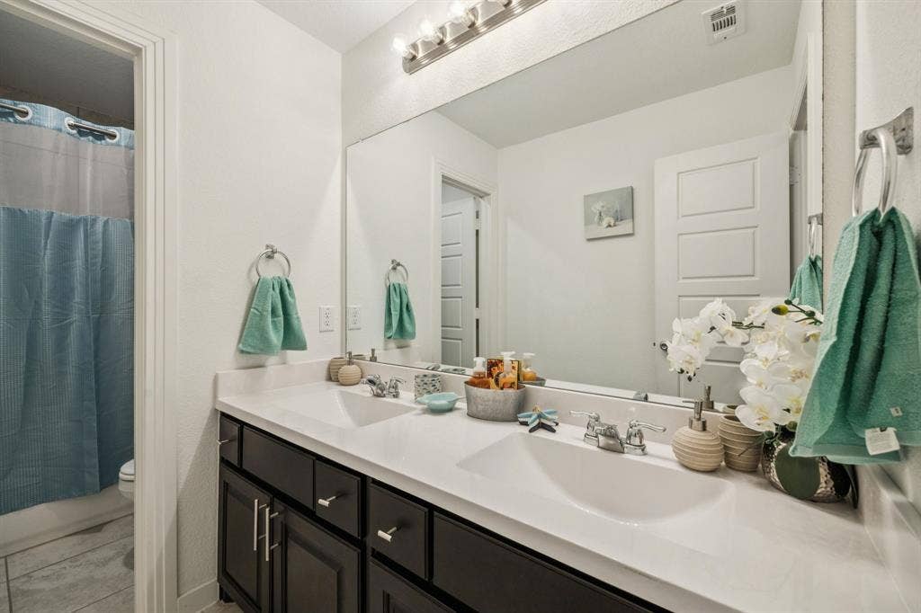 Secondary bathroom on second floor.