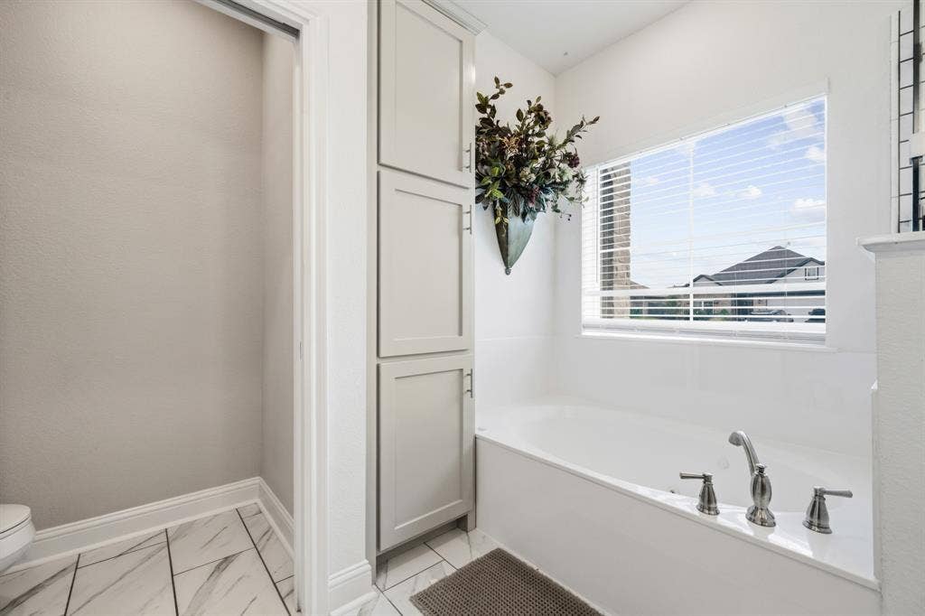386 Cavitt Court, Robinson, TX 76706 Built-in soaking tub featuring brushed nickel hardware
