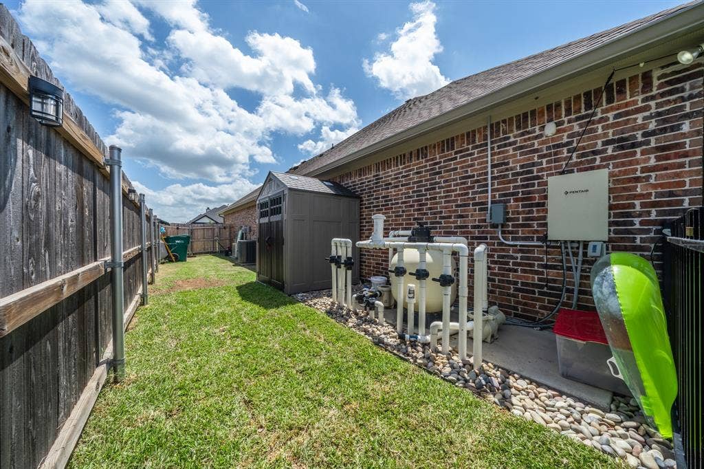 386 Cavitt Court, Robinson, TX 76706 Expansive side yard featuring a wooden privacy fence and a dedicated area with pea gravel landscaping