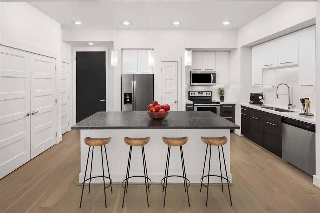 2727 Travis Street, #506, Houston, TX 77006 Move in by August 31 to receive up to 2 weeks FREE + $410 off!Restrictions apply; select apartment homes only. Contact us for details.