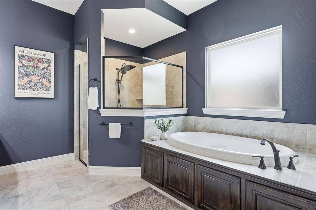 8260 Faithful Drive, Waxahachie, TX 75167 master bath