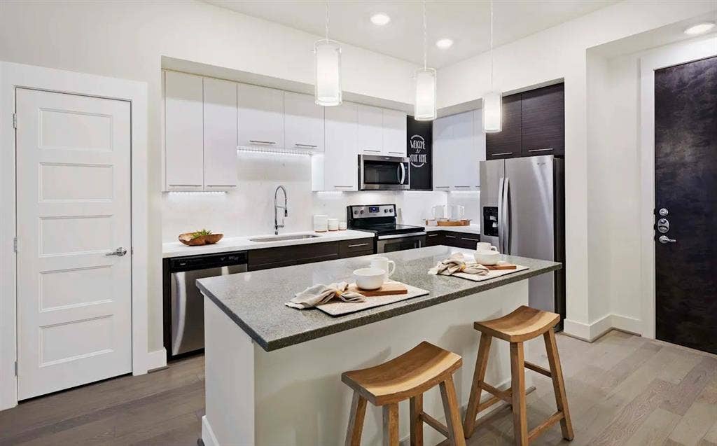 2727 Travis Street, #760, Houston, TX 77006 Move in by August 31 to receive up to 2 weeks FREE + $410 off!Restrictions apply; select apartment homes only. Contact us for details.