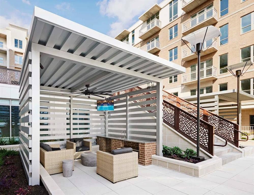 2727 Travis Street, #760, Houston, TX 77006 Move in by August 31 to receive up to 2 weeks FREE + $410 off!Restrictions apply; select apartment homes only. Contact us for details.
