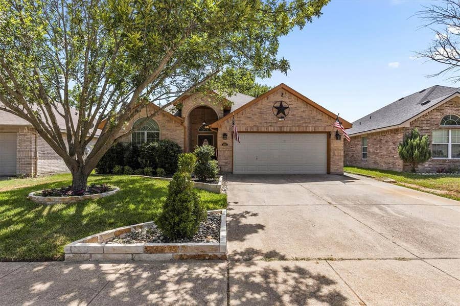 Property photo for 313 Leisure Lane, Waxahachie, TX