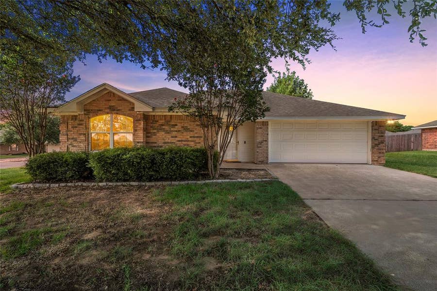 Property photo for 100 W Jade Drive, Hewitt, TX