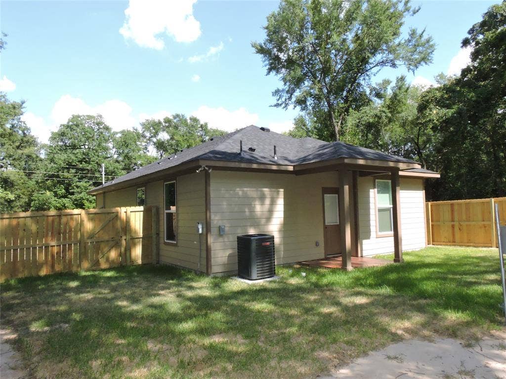 163 Lake Creek Drive, Mabank, TX 75156 Expansive grassy yard area with a new wood privacy fence