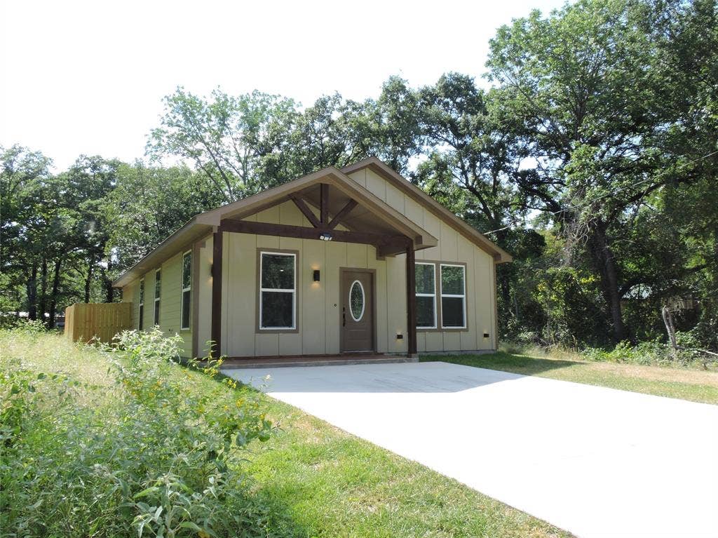 163 Lake Creek Drive, Mabank, TX 75156 Single-story residence featuring light siding and dark trim accents