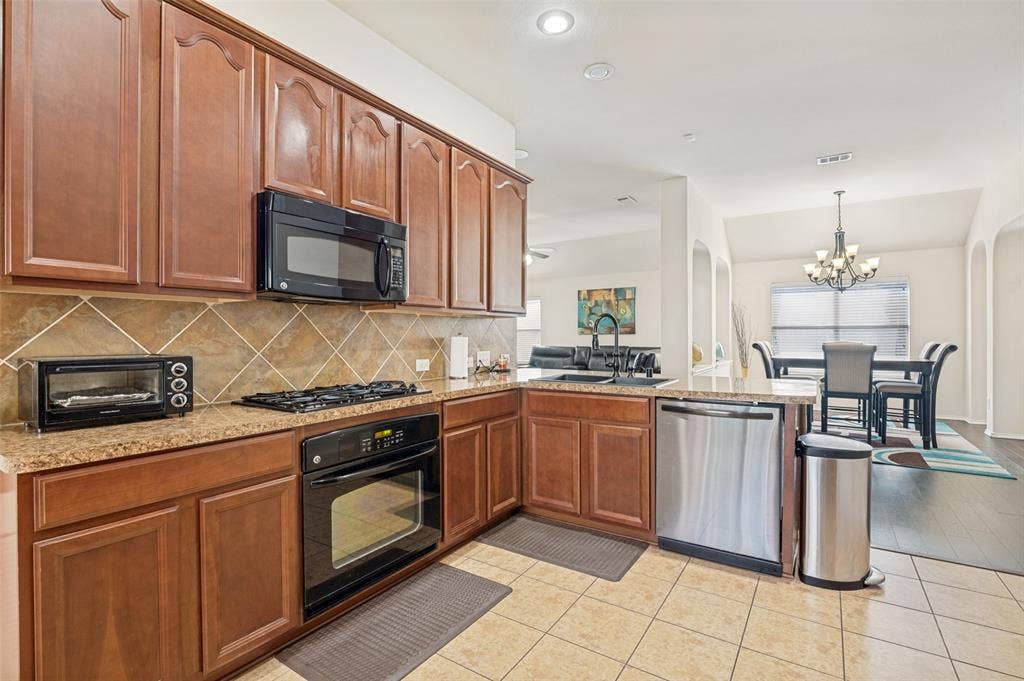 437 Castle Street, DeSoto, TX 75115 437 Castle Street, DeSoto, TX 75115