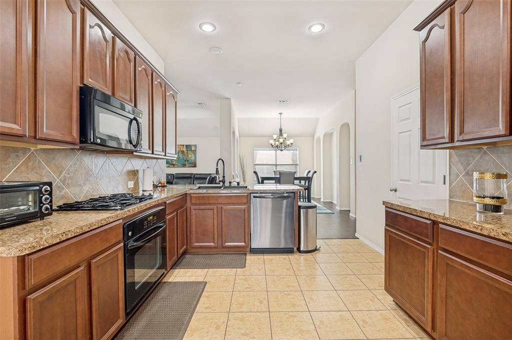 437 Castle Street, DeSoto, TX 75115 437 Castle Street, DeSoto, TX 75115