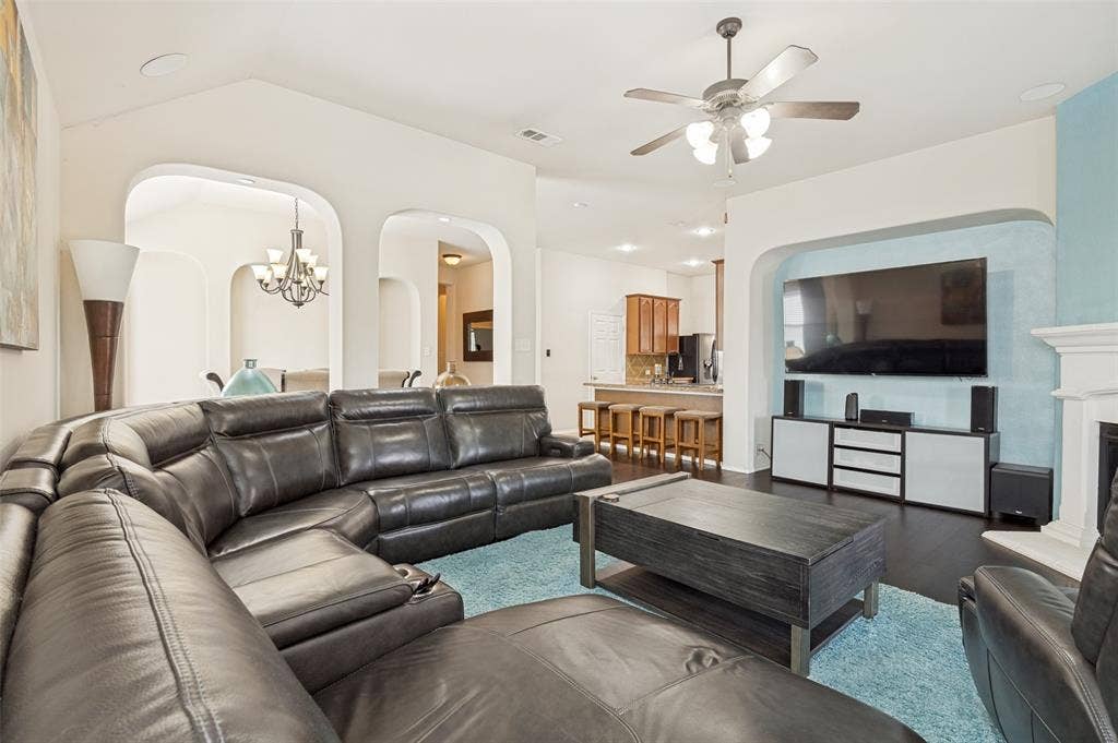 437 Castle Street, DeSoto, TX 75115 437 Castle Street, DeSoto, TX 75115