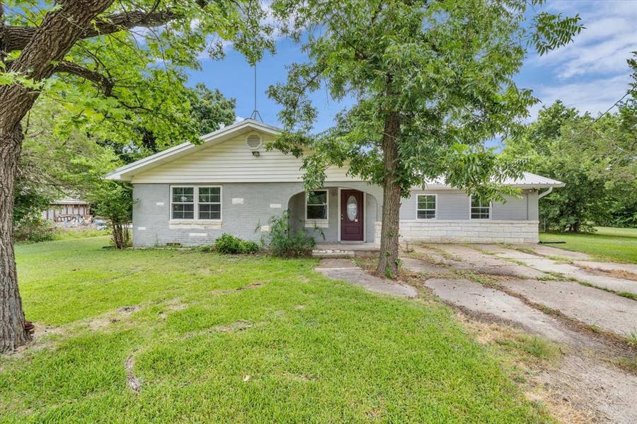 Property photo for 610 E Limestone Avenue, Mart, TX