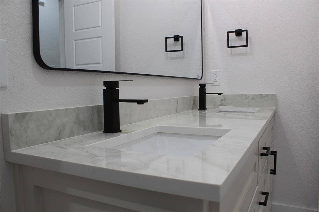 936 E Annie Street, Fort Worth, TX 76104 Main Bathroom