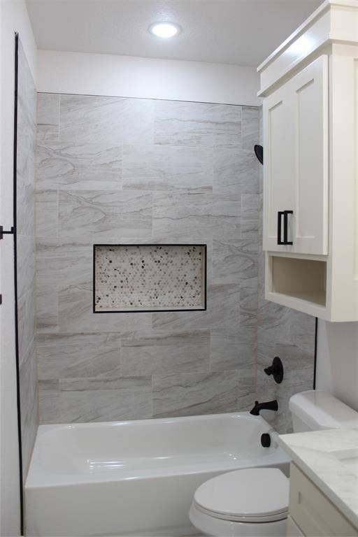 936 E Annie Street, Fort Worth, TX 76104 Main Bathroom