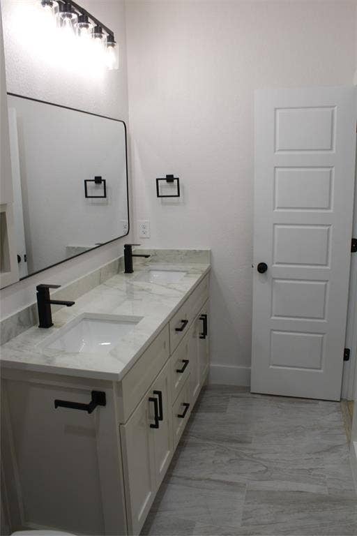 936 E Annie Street, Fort Worth, TX 76104 Main bathroom
