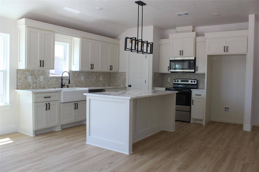 936 E Annie Street, Fort Worth, TX 76104 936 E Annie Street, Fort Worth, TX 76104