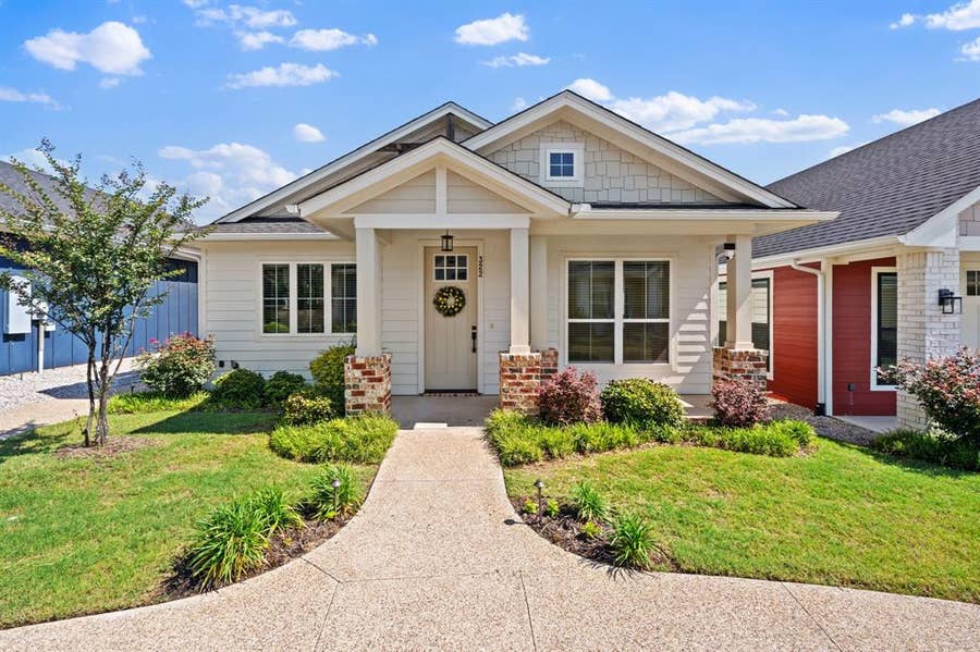 Property photo for 322 Woodside Trail, Waxahachie, TX