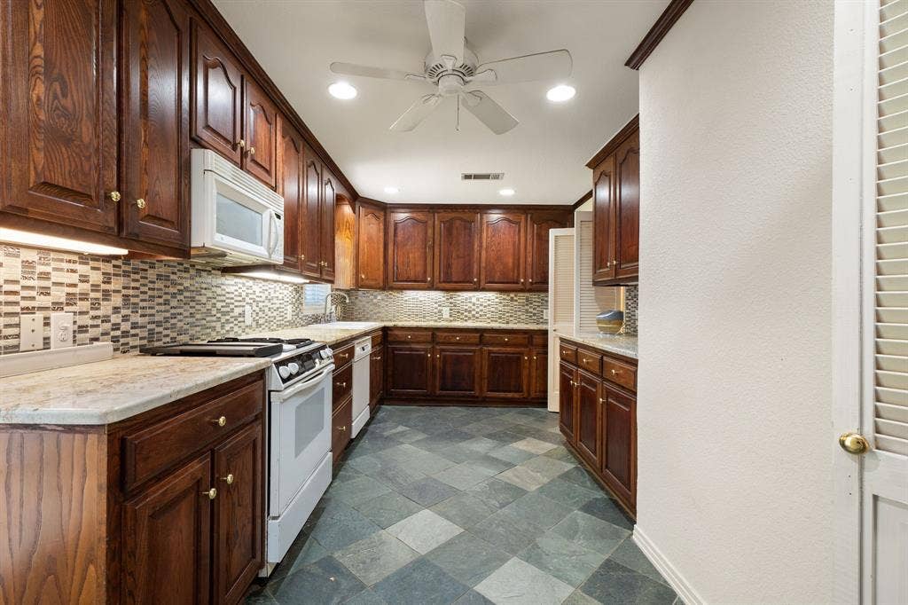 3881 Gaspar Drive, Dallas, TX 75220 3881 Gaspar Drive, Dallas, TX 75220