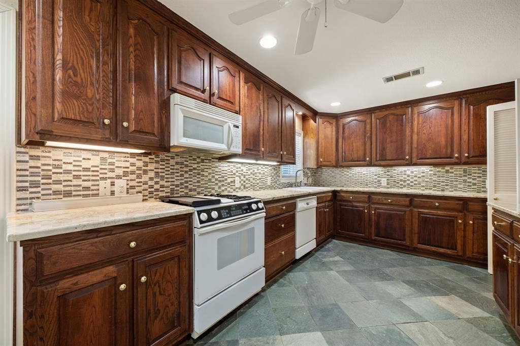 3881 Gaspar Drive, Dallas, TX 75220 3881 Gaspar Drive, Dallas, TX 75220