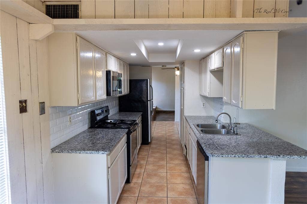 3101 Raintree Drive, Plano, TX 75074 Beautiful countertops and backsplash!