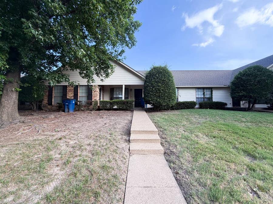 Property photo for 804 Biloxi Drive, Ennis, TX