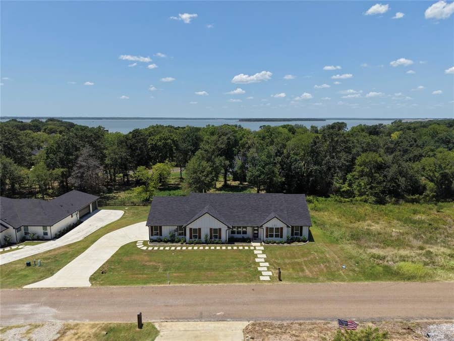 Property photo for 206 Splitrail Drive, Mabank, TX