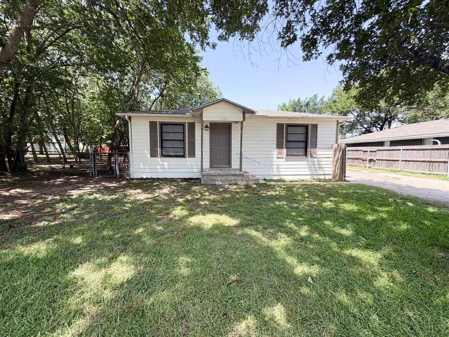 Property photo for 1005 S Carlton Street, Ennis, TX