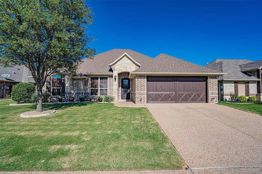 Property photo for 917 Joshua Court, Granbury, TX