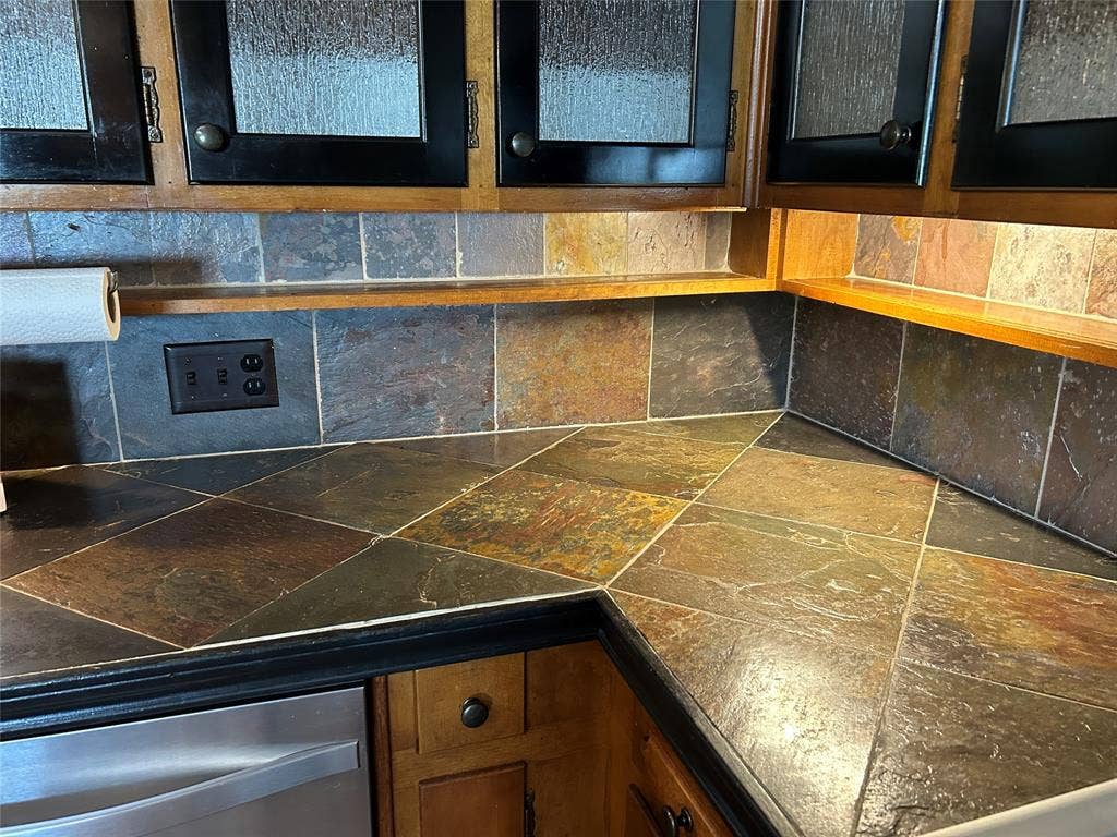 2546 Rockcliff Court, Granbury, TX 76048 lovely countertops