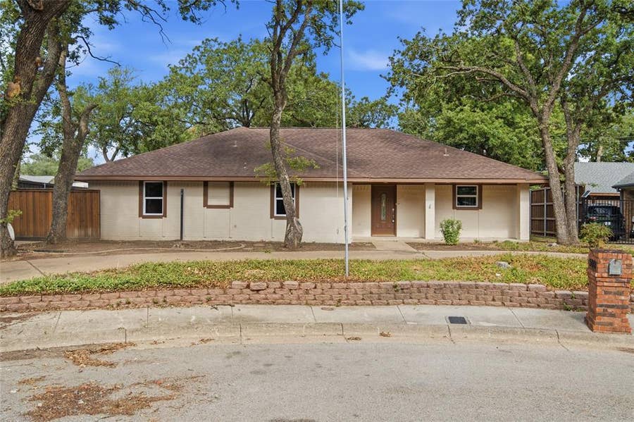 Property photo for 500 Bent Tree Court, Irving, TX