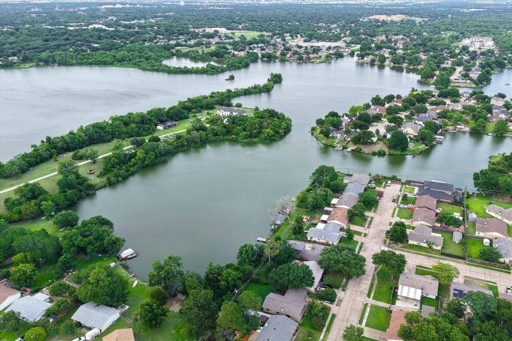 Located on a Private Lake in Irving, Lake Vilbig is only for the those who own lakefront property!
