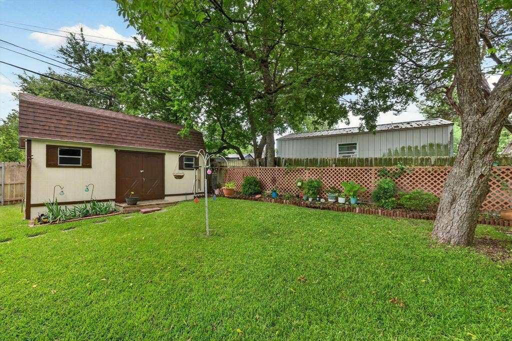 9700 Brookwood Circle, Woodway, TX 76712 Expansive backyard featuring a lush lawn and mature trees