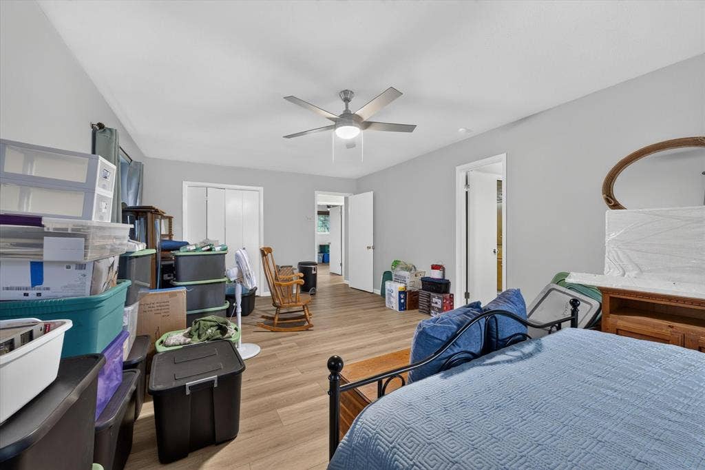 9700 Brookwood Circle, Woodway, TX 76712 Spacious room featuring wood-finish flooring, light grey painted walls, a vaulted ceiling, and a ceiling fan with integrated lighting