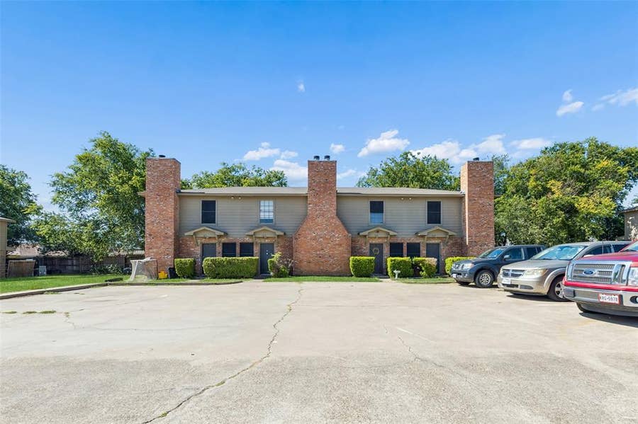Property photo for 321 Cambridge Drive, Saginaw, TX