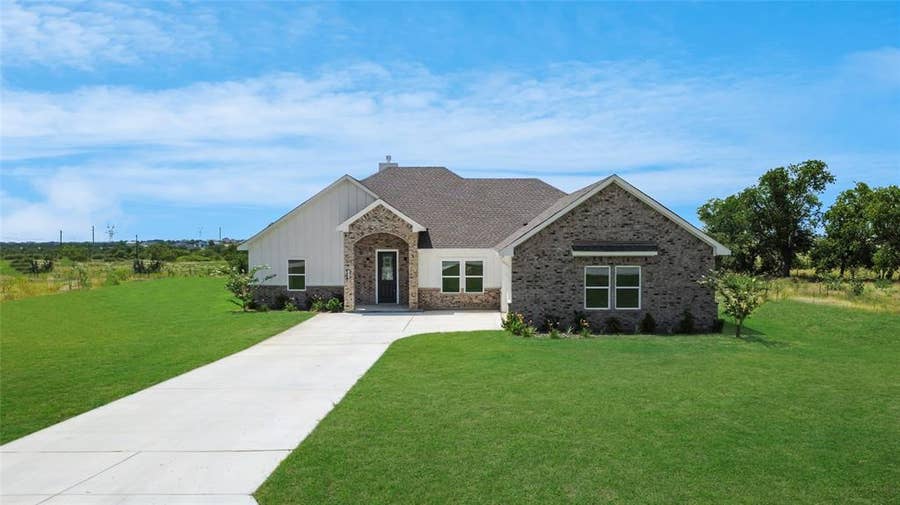 Property photo for 1020 Don Eve Court, Azle, TX