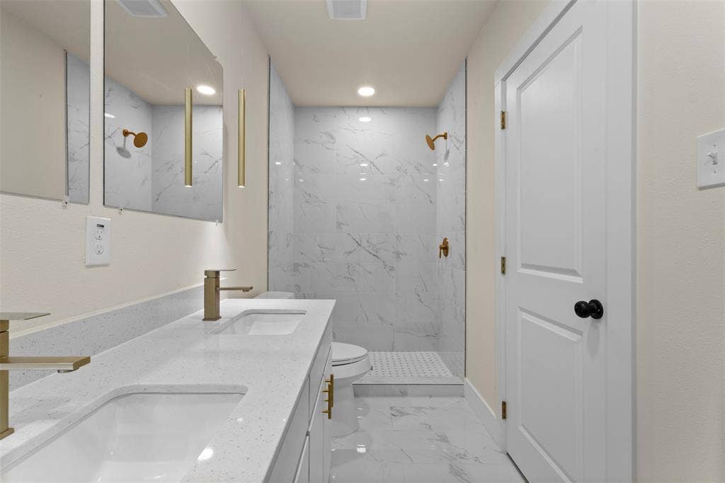 1104 S Brighton Avenue, Dallas, TX 75208 Dual under-mount sinks with quartz-finish countertop