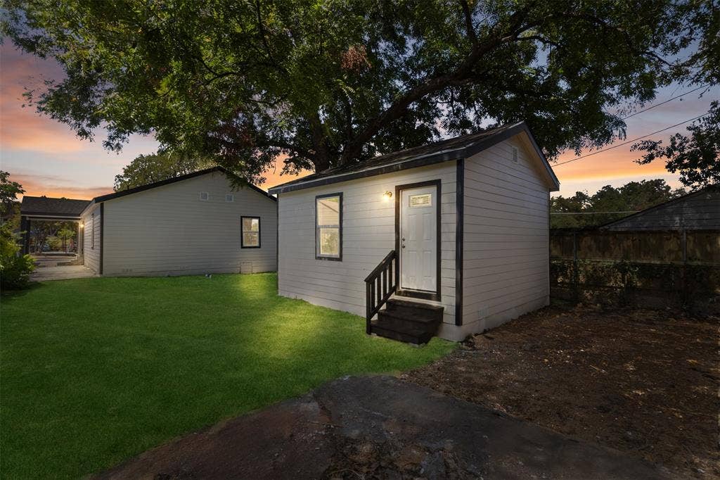 1104 S Brighton Avenue, Dallas, TX 75208 1104 S Brighton Avenue, Dallas, TX 75208