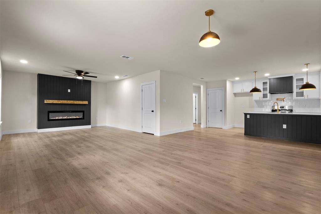 1104 S Brighton Avenue, Dallas, TX 75208 Open concept living area featuring wood-finish flooring