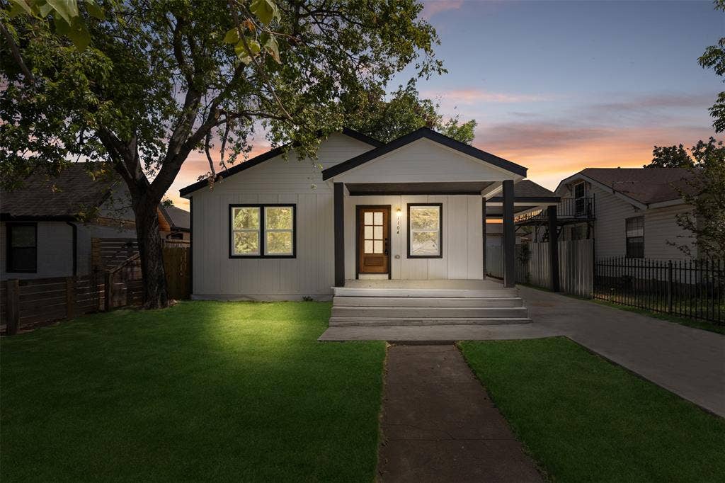 1104 S Brighton Avenue, Dallas, TX 75208 Modern facade with white horizontal siding and black trim