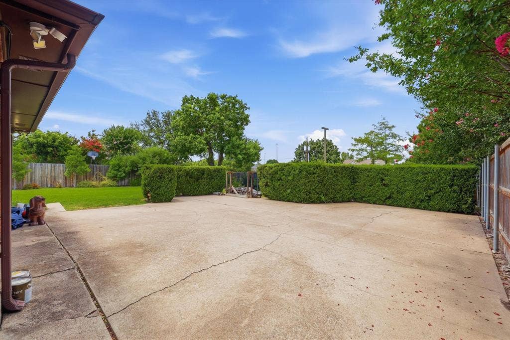 642 Eagle Drive, Coppell, TX 75019 The swing in garage entry allows for room for a basketball goal or car parking. Allow yourself to be creative. Many possiblities.