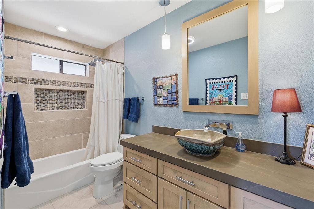 642 Eagle Drive, Coppell, TX 75019 This hall bath was remodeled in recent years. The tub area offers a spacious niche for all the bath products.