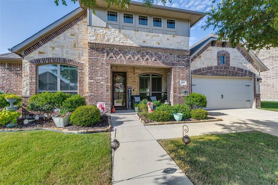 Property photo for 418 Valley Brook Court, Waxahachie, TX