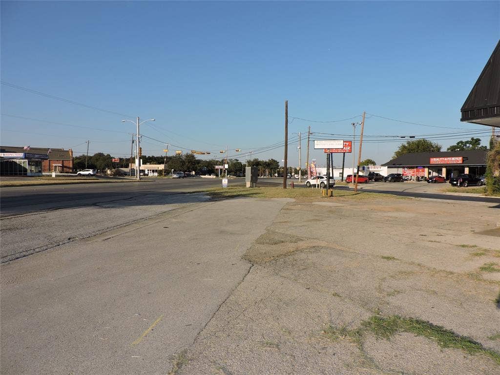 5149 River Oaks Boulevard, River Oaks, TX 76114 View of street featuring street lights