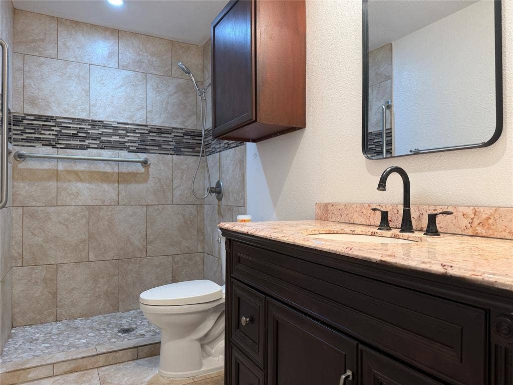 1060 Gardner Road, Austin, TX 78721 1060 Gardner Road, Austin, TX 78721