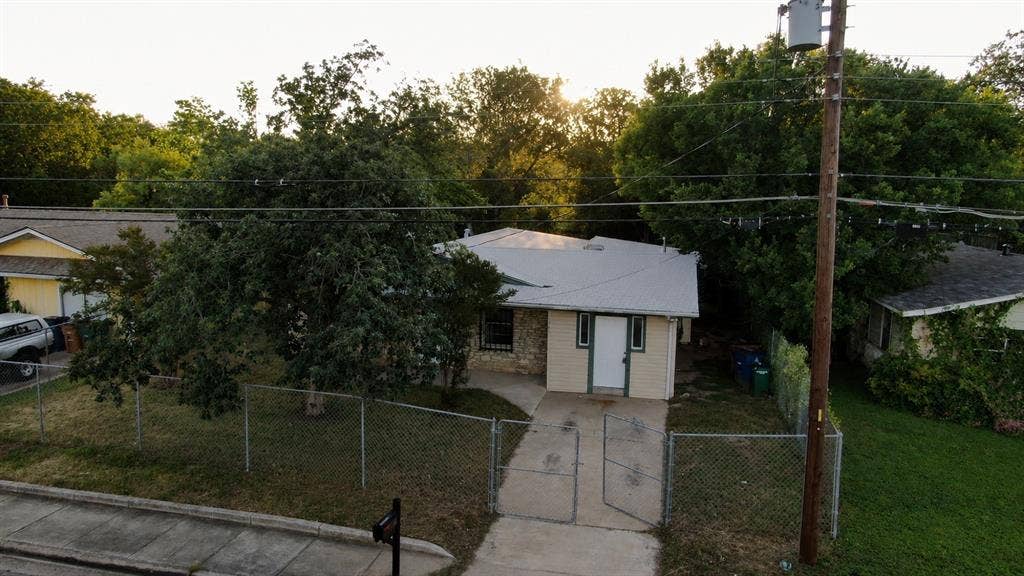 1060 Gardner Road, Austin, TX 78721 1060 Gardner Road, Austin, TX 78721