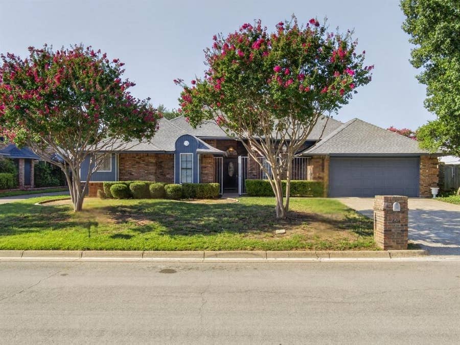 Property photo for 604 Gunnison Drive, Arlington, TX